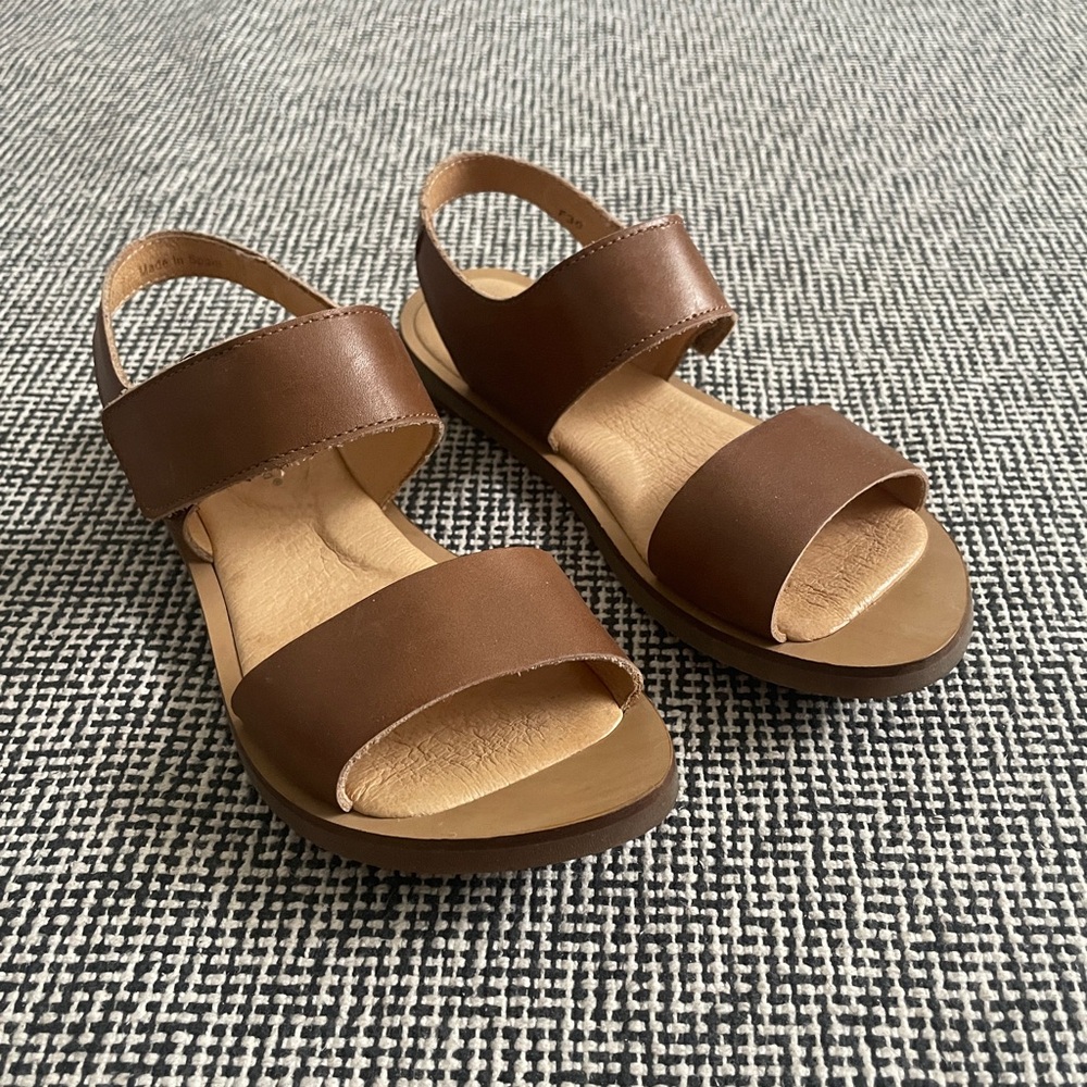 El Naturalista Tulip Sandals